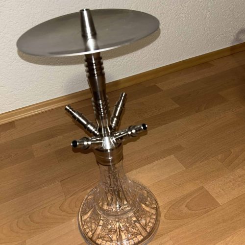 Rauchsäule mit Metallplatte und Glasfuß, ideal für Shisha- oder Wasserpfeifen-Dekoration.