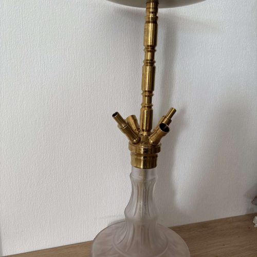 Eleganter Shisha-Halter mit Metall und Glas, ideal für Raucher.