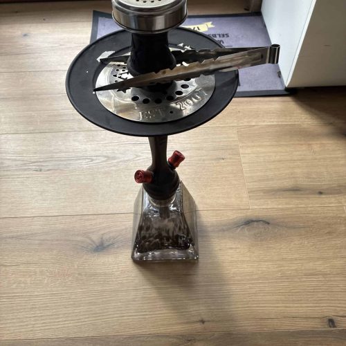 Shisha-Elemente auf einer Rauchsäule, auf Holztisch.