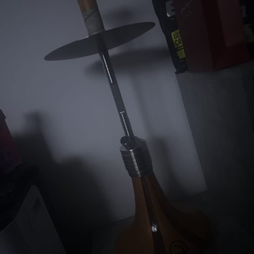 Shisha mit Holzbasis, Metallkopf und Silikonschlauch.
