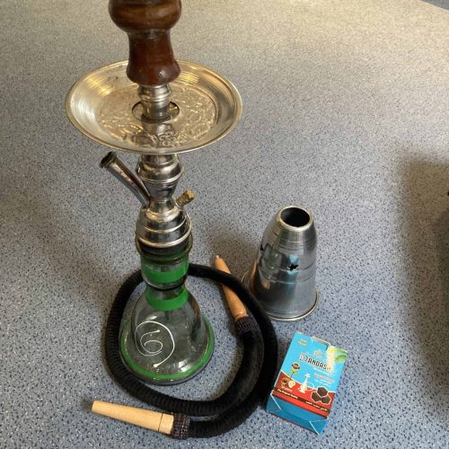 Shisha mit Holz- und Metallteilen, inklusive Kopf und Schlauch.