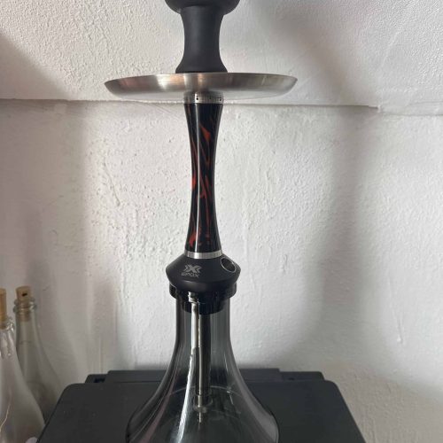 Rauch-Hookah mit schwarzem Glas und Metallplatte, stilvolles Design.