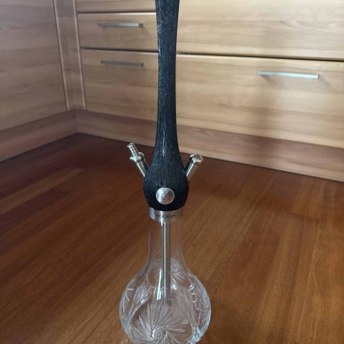 Shisha Rauchsäule mit Glasbasis auf Holztisch.
