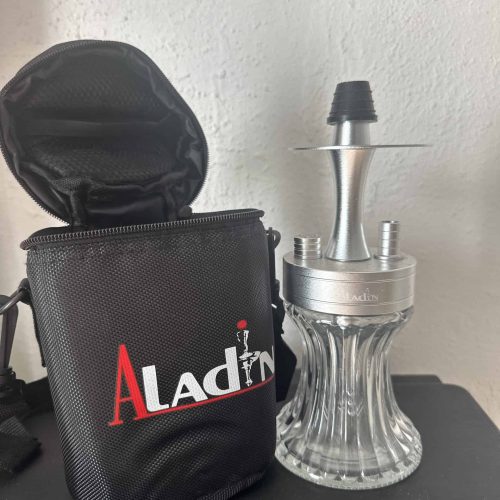Shisha mit Tragetasche, ideal für unterwegs, auf einem Tisch.