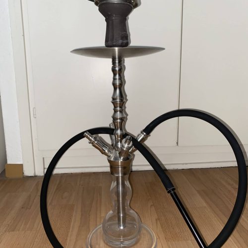 Rauch-Hookah mit schwarzem Schlauch und Metallstück auf der Oberseite.