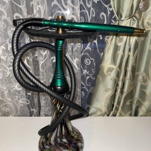 Shisha mit grüner Metallpfeife, Glasbowl und schwarzem Schlauch.