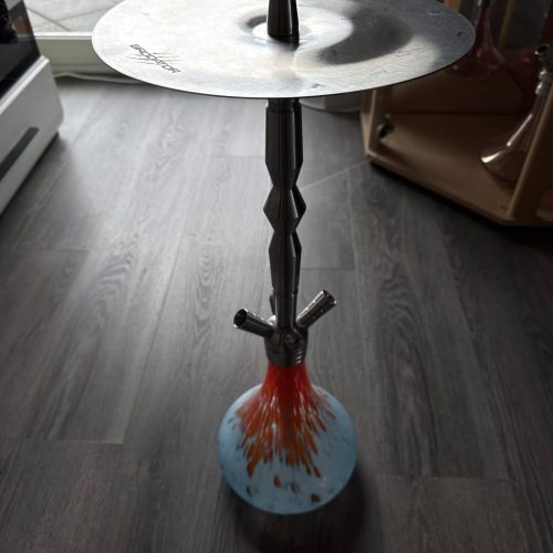 Shisha-Design-Schirmständer auf dunklem Boden, modern und stilvoll.