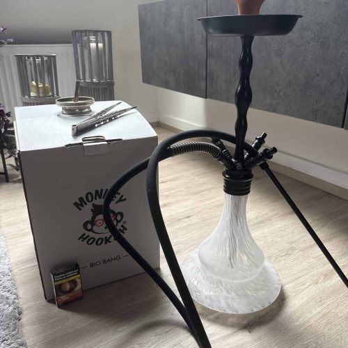 Wasserpfeife mit Glasbasis und schwarzem Schlauch, ideal für Shisha-Liebhaber.
