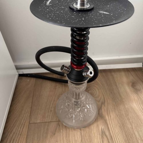 Wasserpfeife mit Rauchsäule, Wasserbehälter und Zubehör.