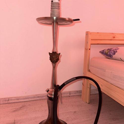 Hookah mit silbernem Kopf und schwarzem Schlauch, ideal für Shisha-Liebhaber.