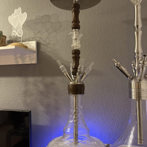 Dekorative Shisha mit Glas- und Metallteilen, ideal für Raucherlebnisse.