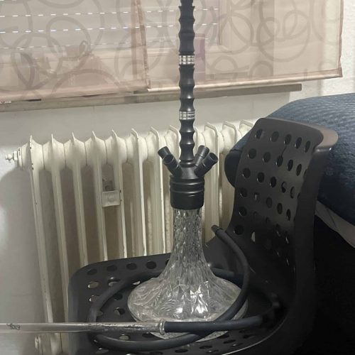 Wasserpfeife mit schwarzem Kopf und Glasbasis, ideal für Raucher und Sammler.