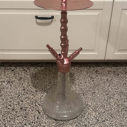 Rauch-Hookah auf Glasbasis mit Metallständer, ideal für Shisha-Liebhaber.