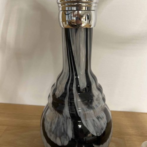 Schwarze Glas-Shisha mit silbernem Metallaufsatz, ideal für den Genuss.