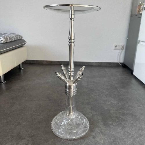 Elegante Rauch-Hookah mit Glasbasis und Metallständer, ideal für Shisha-Liebhaber.