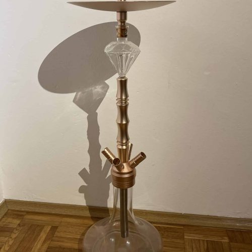 Dekorative Shisha-Rauchsäule mit Glas- und Metallkomponenten.