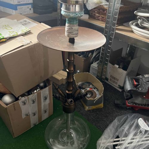 Shisha-Kopf mit Glasbasis und Metallaufsatz, ideal für Wasserpfeifen.