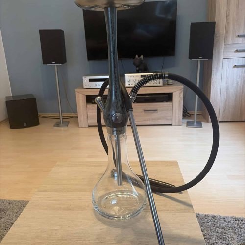 Rauchsäule mit Glasbowl, Schlauch und Metallständer, ideal für Shisha-Genuss.