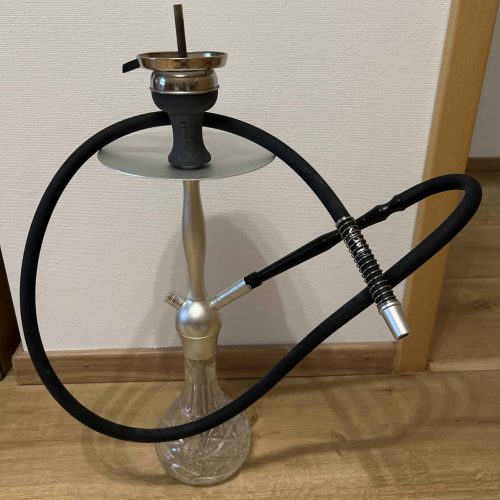 Shisha mit Glasbowl, Metallkopf und flexiblem Schlauch.