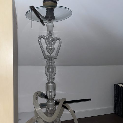 Große Shisha mit Glasaufsatz, Schlauch und Metallteile, ideal für gesellige Runden.