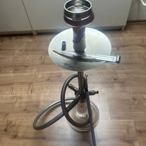 Hookah mit Glasaufsatz, Schlauch und Metallbasis, gebrauchte Shisha.