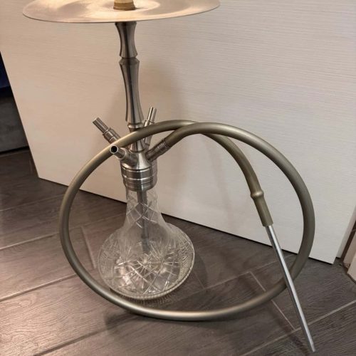 Rauchsäule mit Haken, Schlauch und Metallaufsatz, für Shisha-Genuss.
