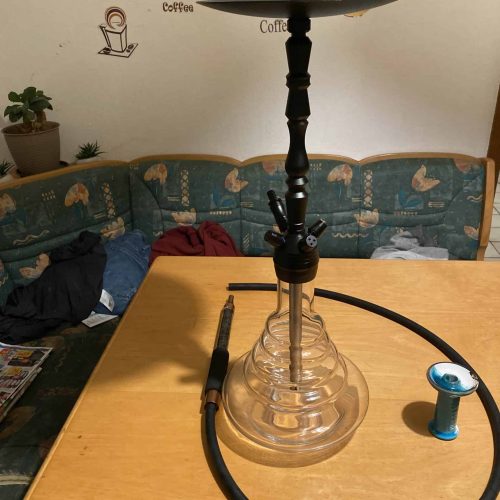 Rauchshisha mit Glasbasis, Shisha-Kopf und Schlauch, ideal für Wasserpfeifen-Liebhaber.