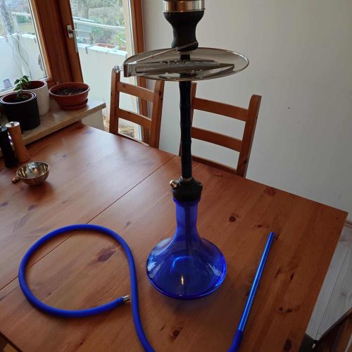 Bunte Shisha mit blauer Glasbasis und schwarzem Kopf.