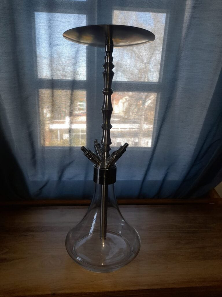 Hookah mit Metallaufsatz und Glasbasis, ideal für Shisha-Genuss.