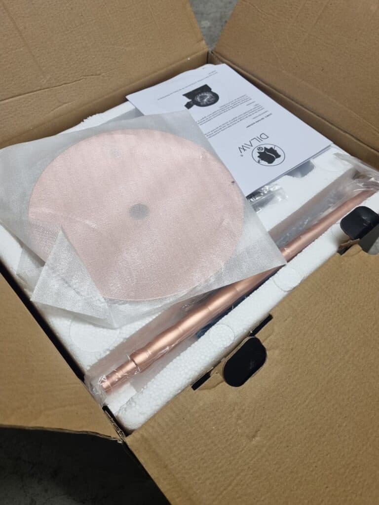 Shisha-Kopf mit Rose Gold Design und Zubehör im Versandkarton.