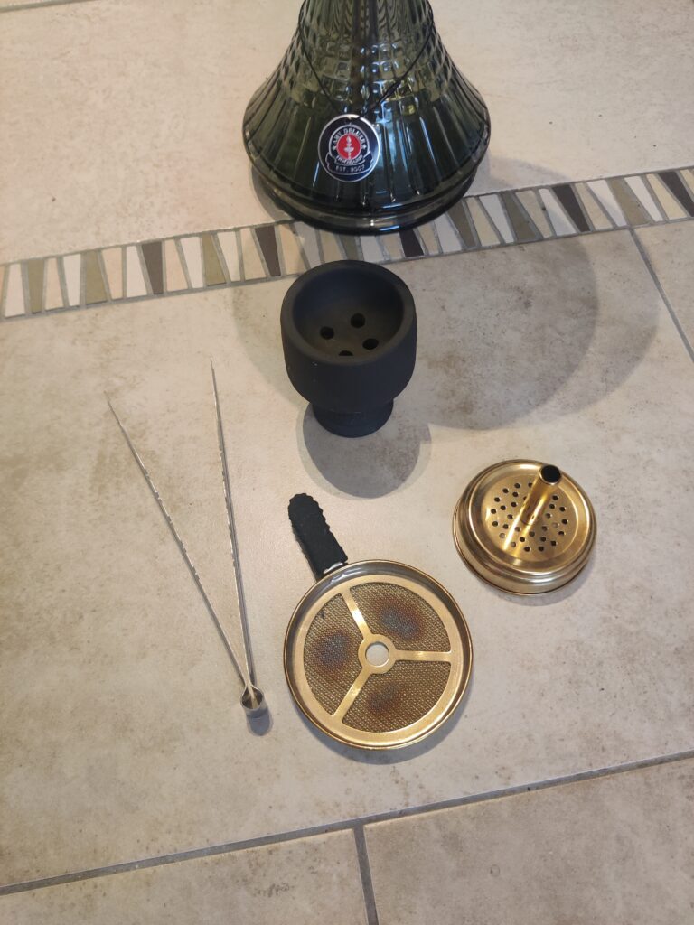Shisha Zubehör mit Glasbowl, Kohleteller und Schlauch.