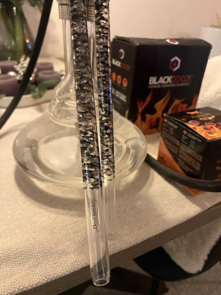 Rauchrohr mit schwarzen Kristallen für Shisha, hochwertiges Zubehör, stilvoll und funktional.