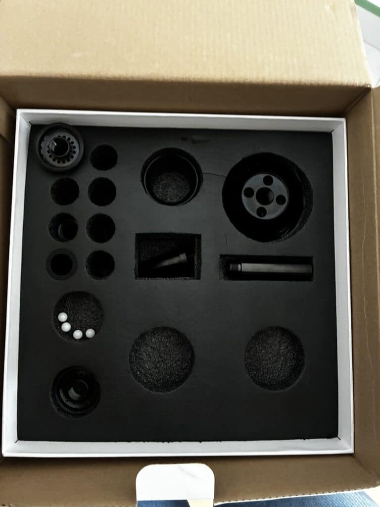 Verschiedene Shisha-Teile und Glasbowl in Verpackung.