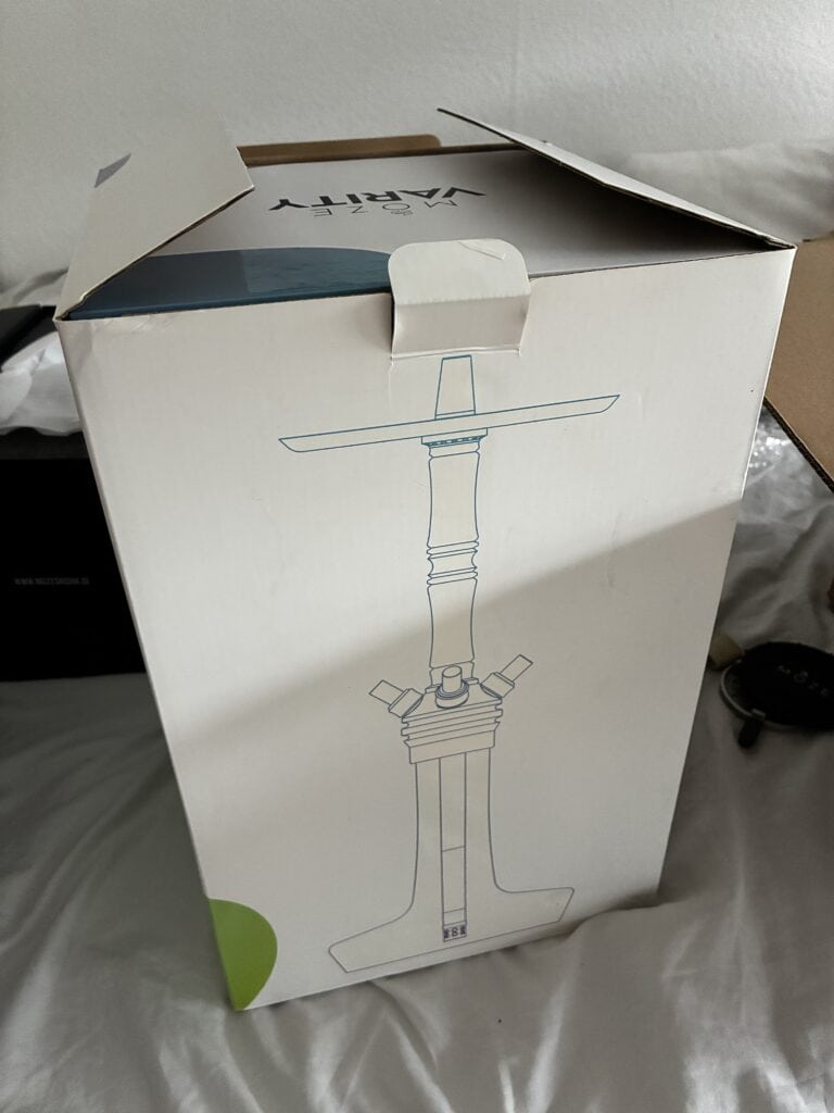 Weiße Verpackung mit Skizze einer Shisha-Hookah, offene Verpackung.