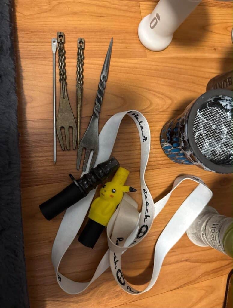 Verschiedene Shisha Werkzeuge und Glasbowl auf Holz.
