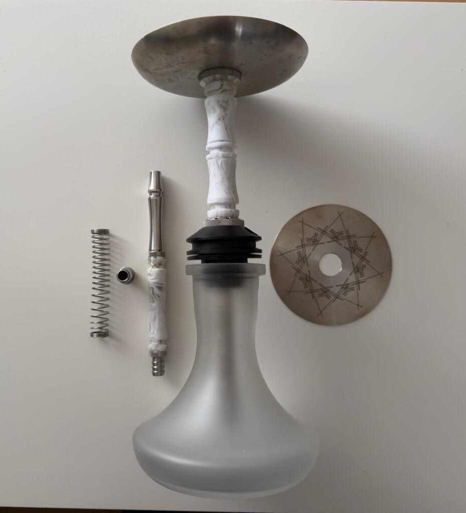 Shisha-Glasbowl mit Metall- und Silikonzubehör.