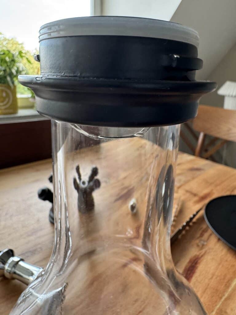 Transparente Shisha mit schwarzem Deckel und Silikondichtung.