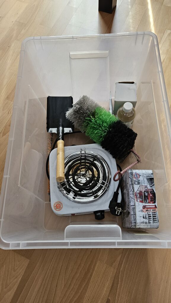 Reinigungsset für Shisha mit Bürsten, Zange und Reinigungsmittel.