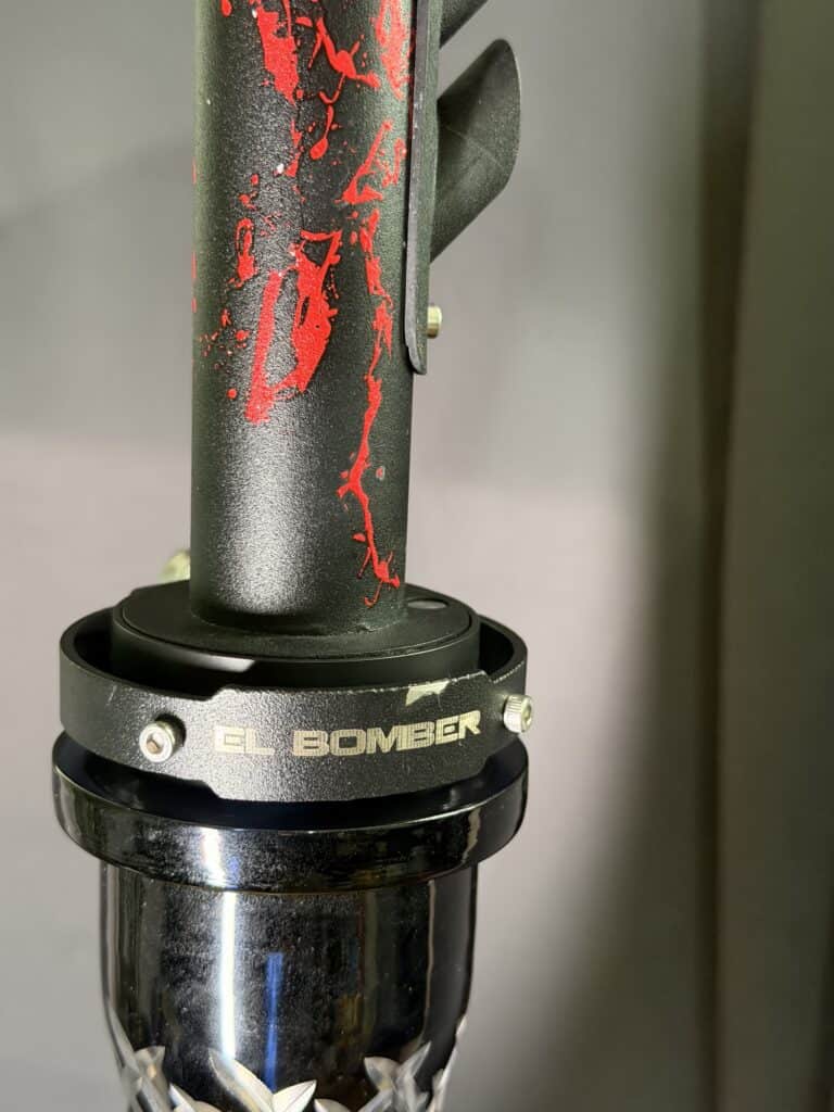 Schwarzer Shisha-Schlauch mit rotem Design und El Bomber Logo.