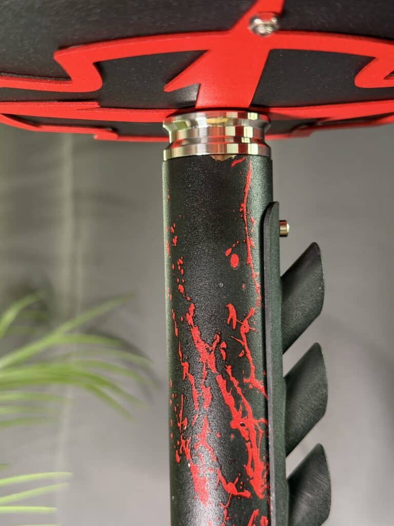 Nahaufnahme eines Shisha-Boards mit rotem Logo und schwarzem Standfuß.