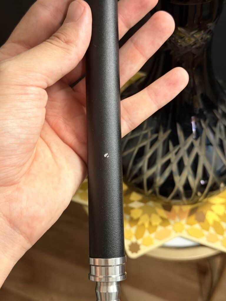 Schwarzes Shisha-Mundstück in Hand gehalten, Nahaufnahme.
