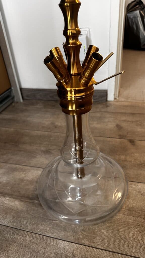 Goldene Shisha mit mehreren Schlauchanschlüssen und Glasbowl.