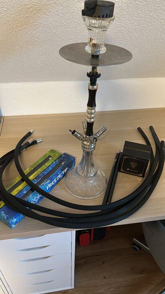 Rauchsäule mit Glas, Schläuchen und Zubehör für Shisha.