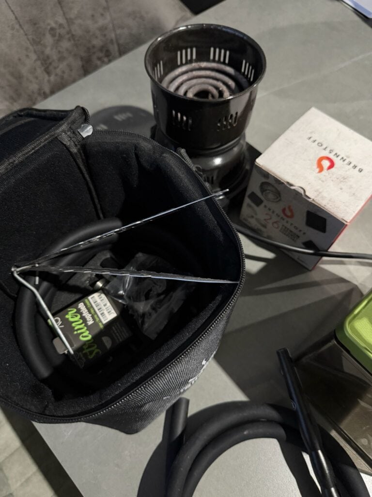 Raucherset für Shisha mit Kohle, Zange und Tabak, ideal für Shisha-Liebhaber.