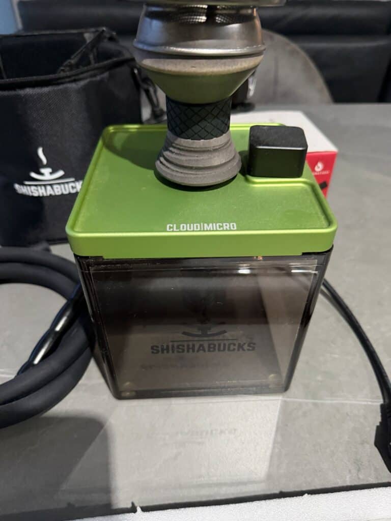Vape Gerät für Shisha-Dampfen, grüne Box mit Dampfaufsatz.