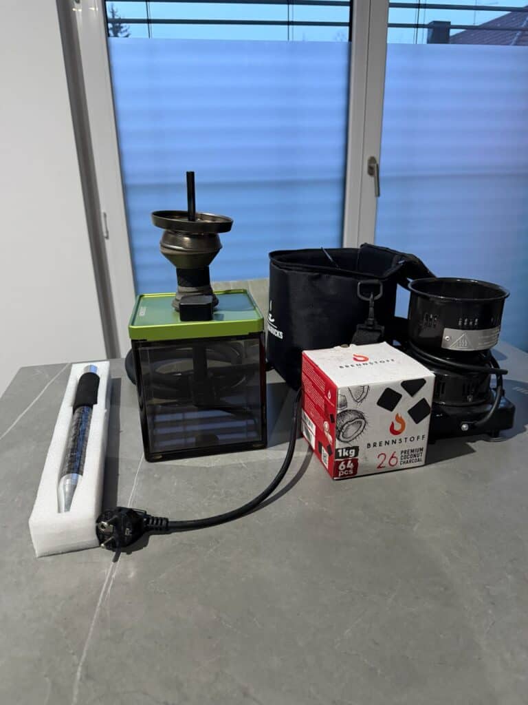 Shisha mit Kohle, Tabak und Zubehör für den Verkauf.