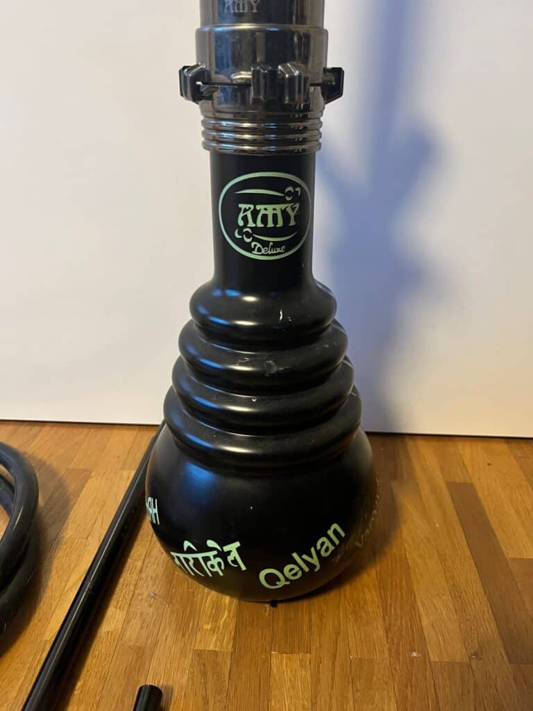Rauchsäule für Shisha in schwarzem Design mit Delyam Logo, hochwertiges Zubehör für Wasserpfeifen.