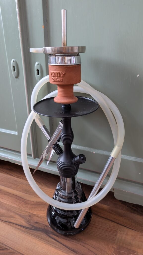 Rauchsäule mit Shisha-Setup, inklusive Schlauch und Kopf, für Wasserpfeifen.