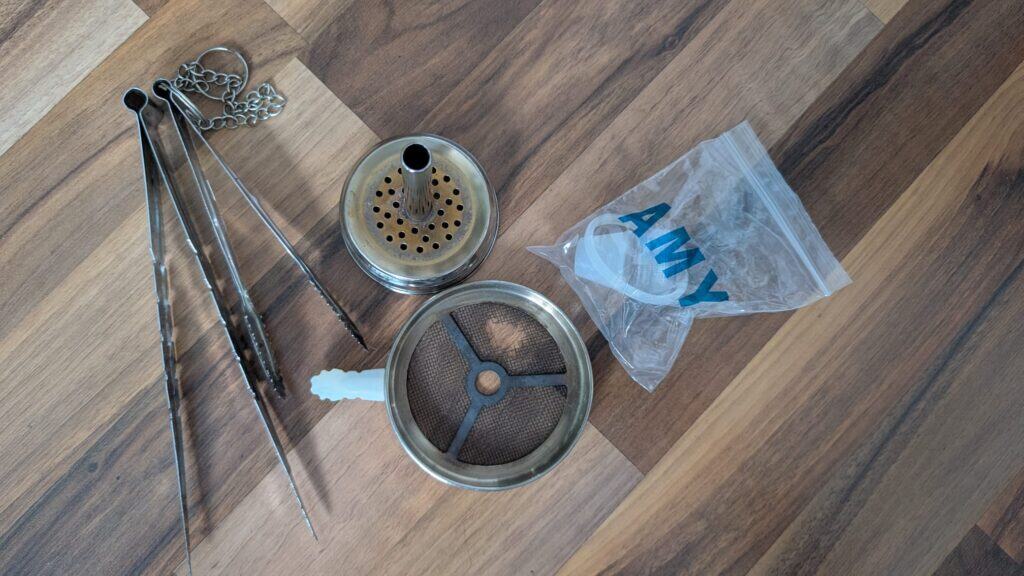 Raucherset für Shisha mit Metallstücken, Tabakglocke und Zange.