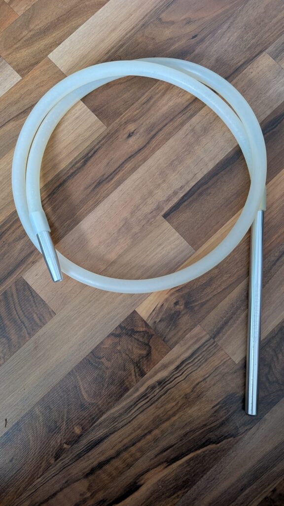 Hitzeschlauch mit Metallrohr für Wasserleitung, flexible Verbindung.
